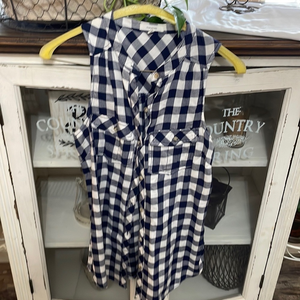 MAURICES XS Gingham/ plaid look sleeveless button down front